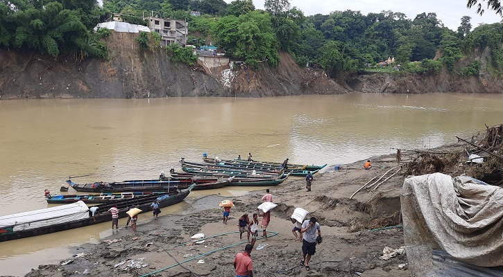 পাহাড় ধসে বন্ধ  রুমা-থানচি সড়ক, নৌপথই ভরসা